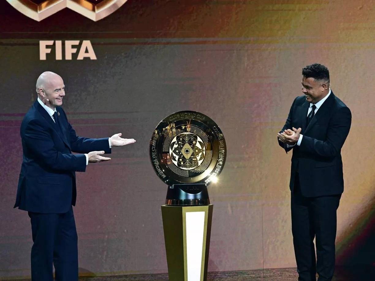 Gianni Infantino, presidente de la FIFA, presentando junto a Ronaldo Nazario el trofeo que se llevará el campeón del Mundial de Clubes 2025.