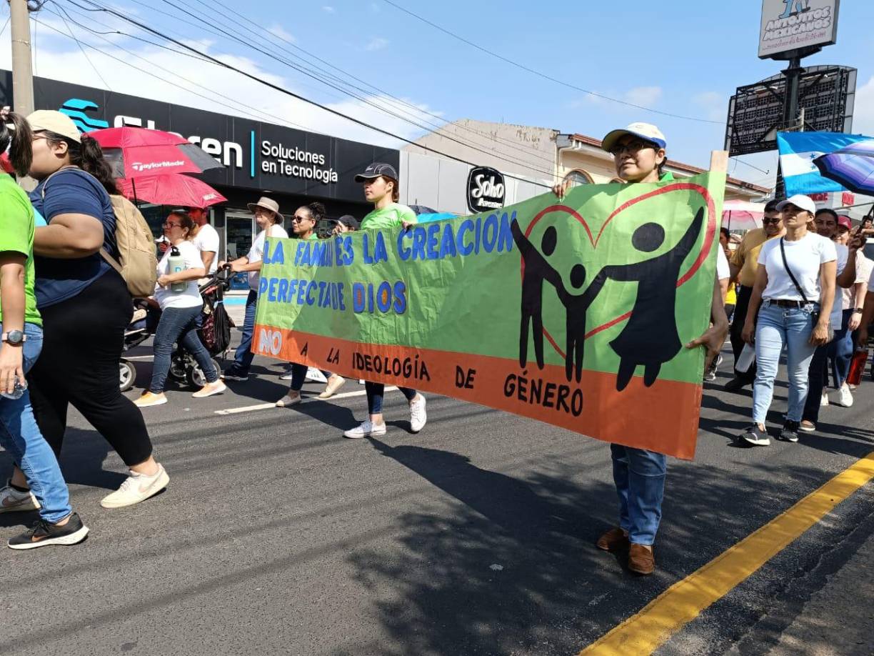 Marcharemos en contra de la Ley de Educación Integral de Prevención al Embarazo Adolescente, porque en vez de resolver el drama de las menores embarazadas, lo que busca es implementar un proyecto educativo basado en la destructiva ideología de género que promueven los organismos internacionales”, dijo en Tegucigalpa una madre que invitó “a toda la ciudadanía a sumarse a la marcha”.