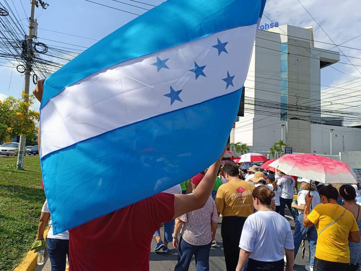 Agregó que en la manifestación las iglesias y padres de familia expresaron su “repudio y rechazo contra la ideología de género que le están tratando de imponer a nuestros hijos en las escuelas y colegios”.
