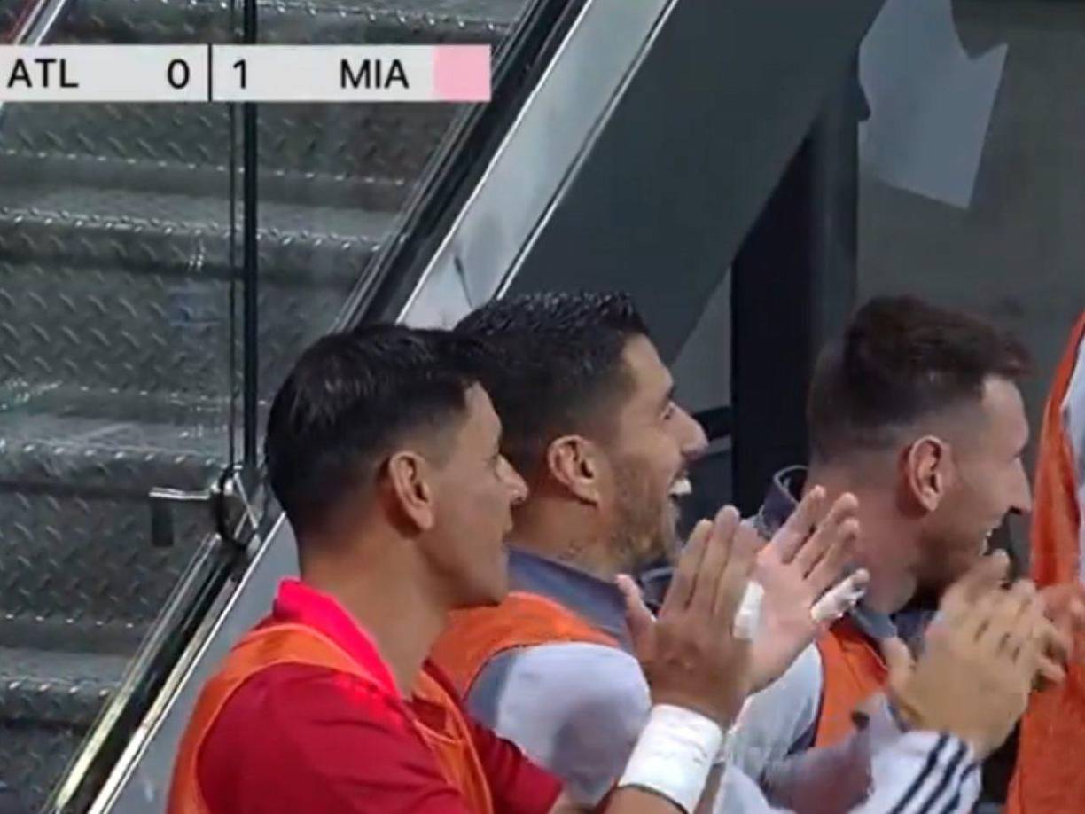 Messi y Luis Suárez celebraron el golazo de David Ruiz.