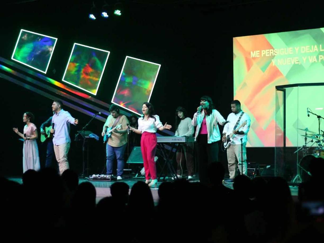 La Iglesia Gran Comisión fue la encargada del bautismo del jugador hondureño Alberth Elis. 