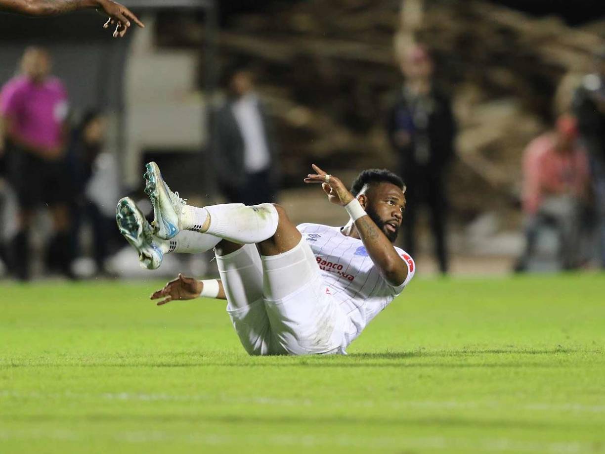 Jorge Benguché, en el suelo tras recibir una falta en el partido ante el Olancho FC.