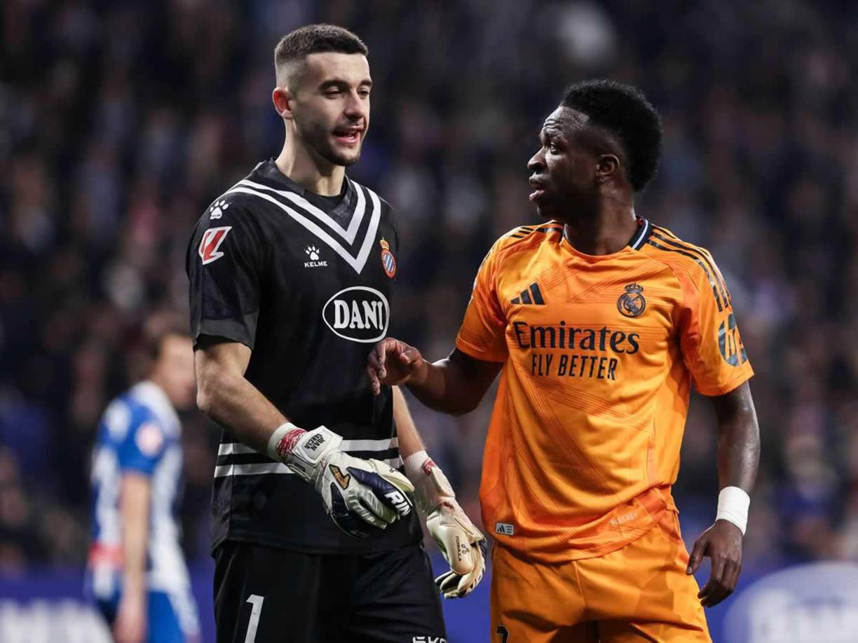 Vinicius charlando con el portero del Espanyol, Joan García, tras una jugada de ataque del Real Madrid.