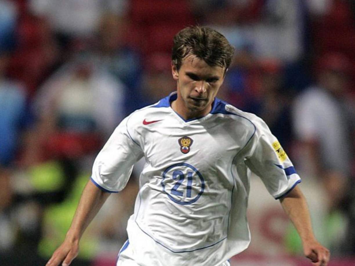 Según reportes, también enfrentó problemas disciplinarios durante su carrera, derivados de su afición al alcohol.