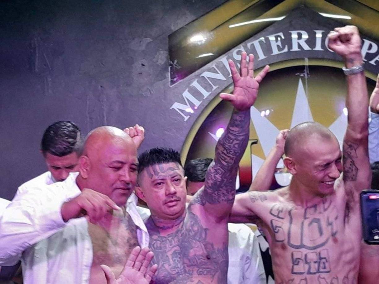 Con sus cuerpos tatuados con simbología de las maras y pandillas, los hombres fueron presentados ante la feligresía en la iglesia capitalina Ministerio Pasión por las Almas. 