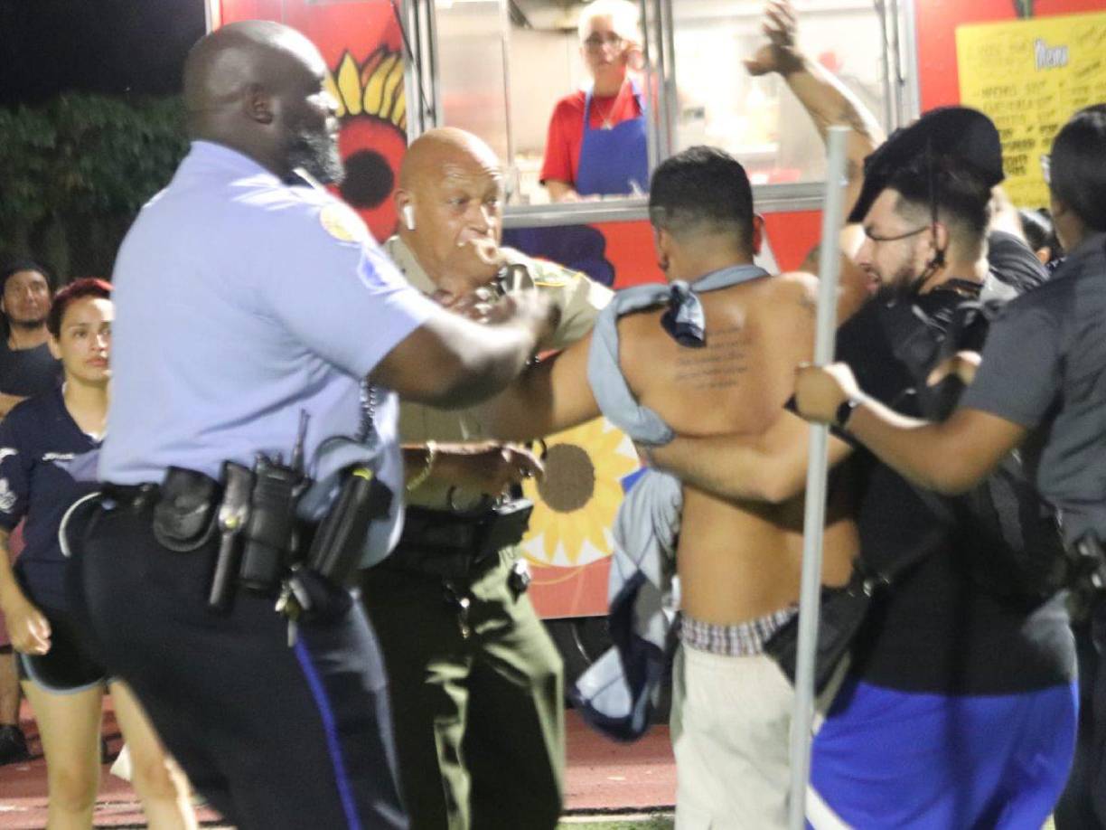 Los policías estatales arrestaron a violentos aficionados.