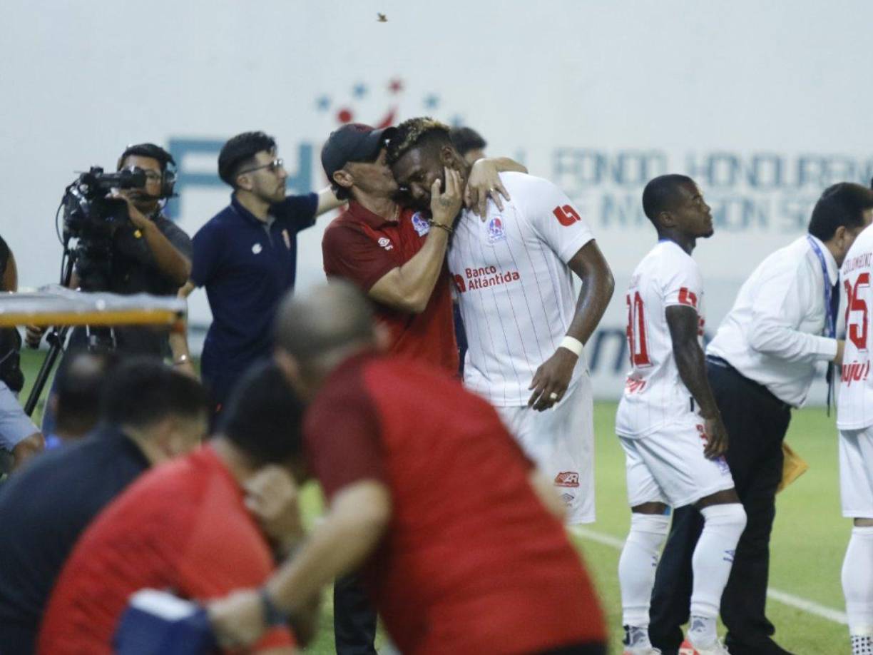 Pedro Troglio le dio un beso a Jorge Benguché por sus tres goles en el momento que lo reemplazó.