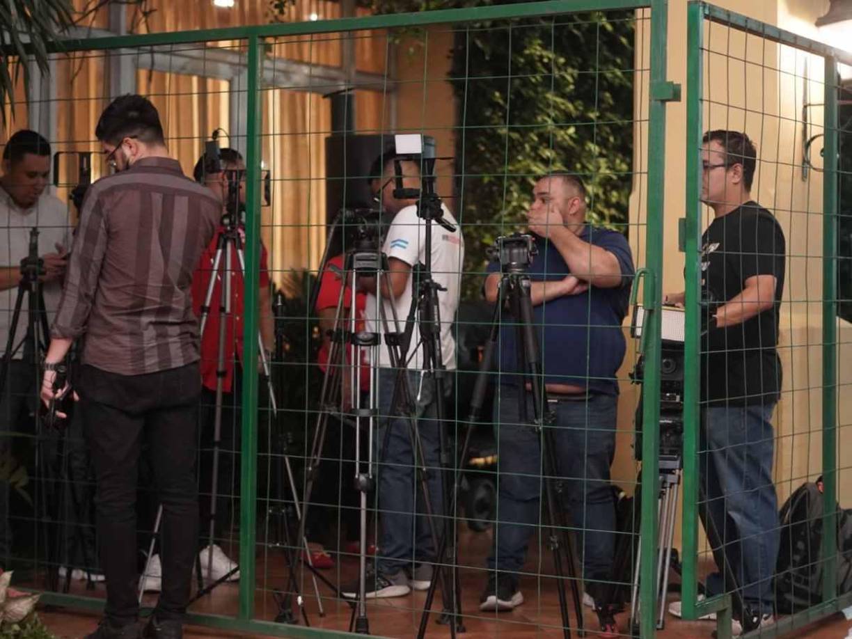 La llegada de la Selección Mexicana a San Pedro Sula este miércoles por la noche generó revuelo. Y la prensa azteca calificó un hecho sin precedentes en el hotel de concentración.