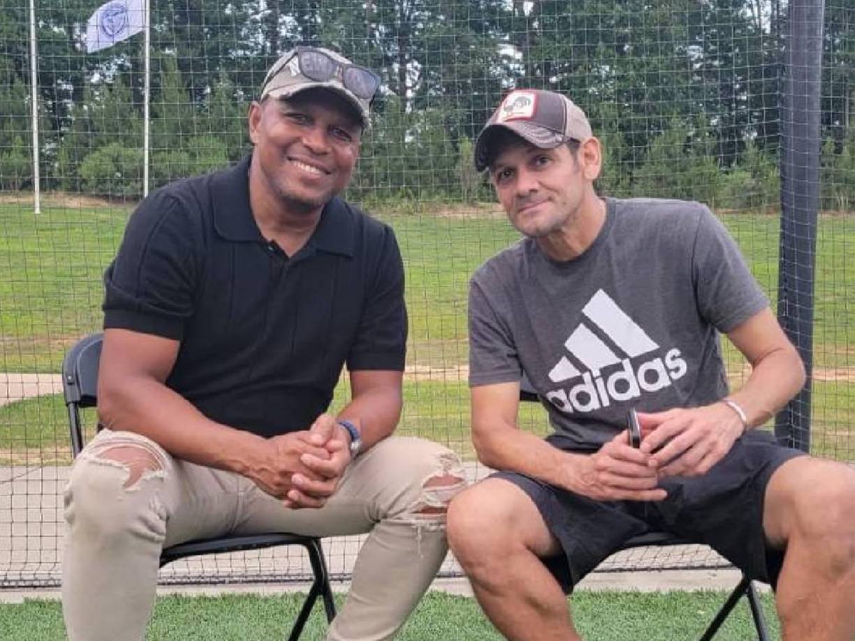 Uno de sus grandes amigos que le dejó el fútbol fue el goleador de la Selección de Honduras, Carlos Pavón.