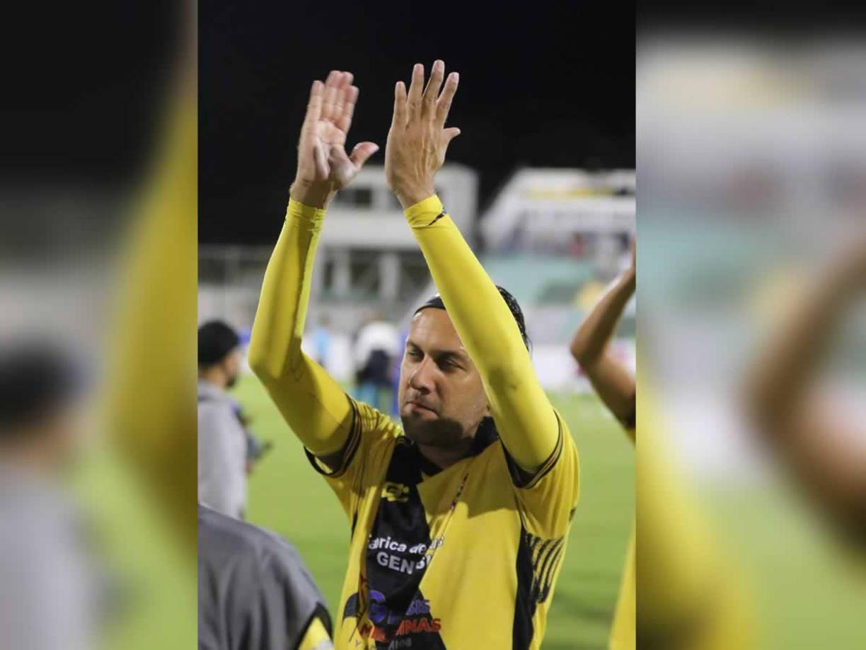 Randy Diamond aplaude el apoyo de los aficionados tras el empate que sacó el Génesis ante Real España.