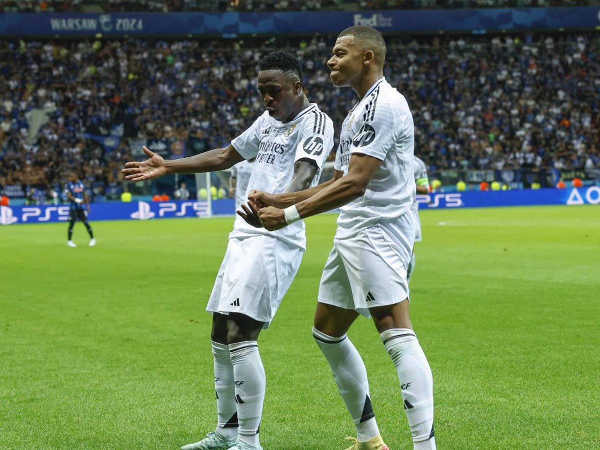 Vinicius imitando el festejo de Mbappé y Kylian celebró de otra manera. 