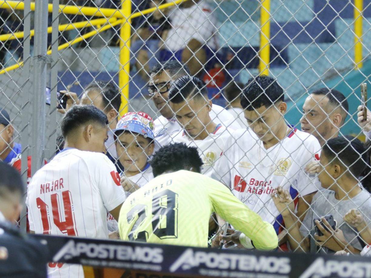 Los jugadores del Olimpia se encargaron de regalar autógrafos. 