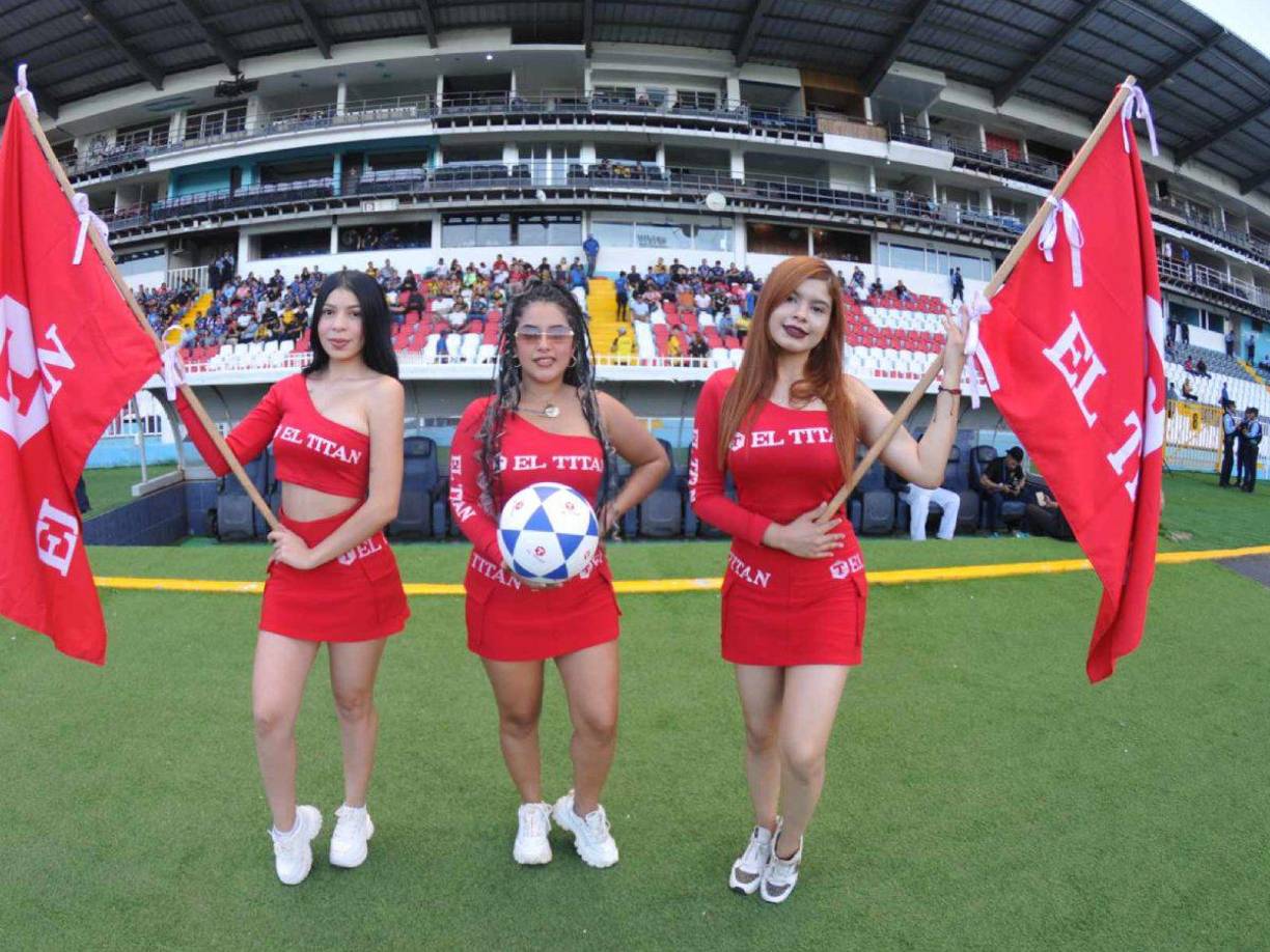 Las tres hermosas edecanes que cautivaron al estadio Nacional en la previa del clásico Motagua vs Real España. 