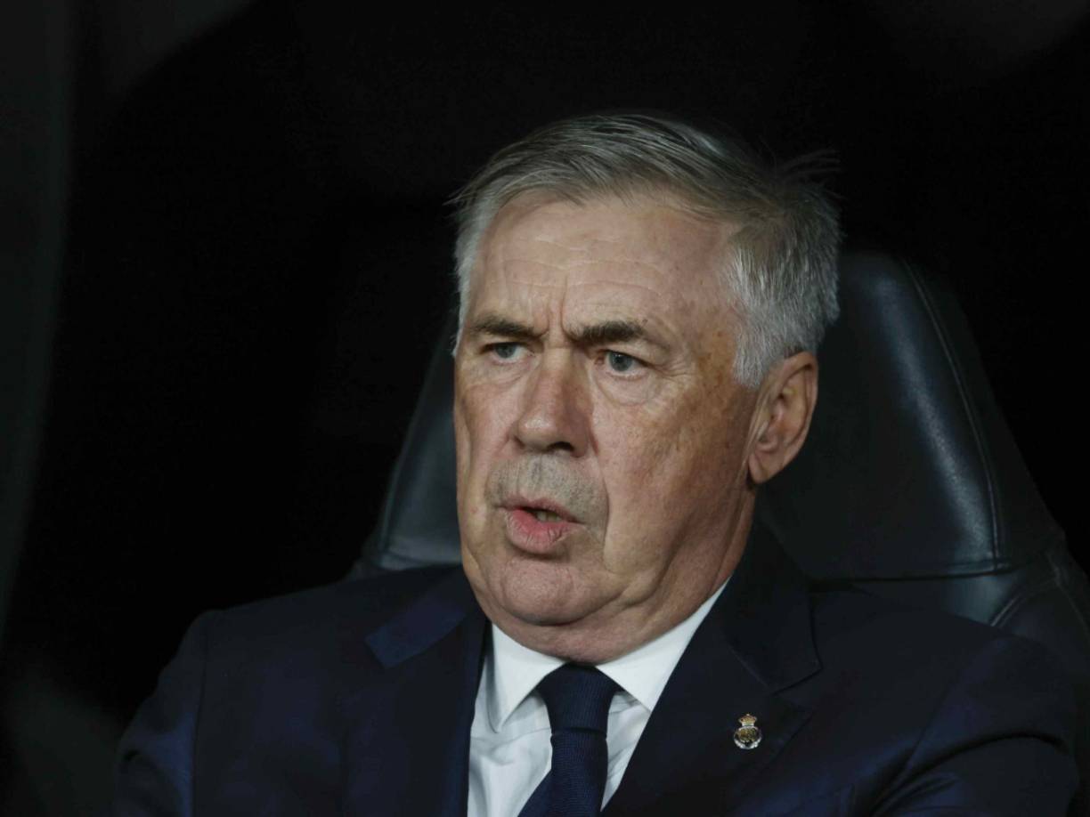 Ahora mismo, la figura de Carlo Ancelotti es una de las más cuestionadas del Real Madrid. Las dos derrotas ante Barcelona y Milan han provocado muchas críticas hacia el italiano por la falta de esquema, de fútbol del equipo blanco. De hecho, ya comienzan a sonar nombres ante una posible destitución