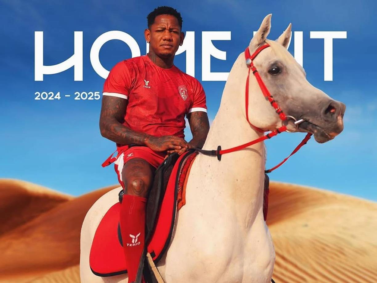 El futbolista hondureño posando montado en un cabaño para la publicidad de la nueva camiseta del Al Arabi SC.