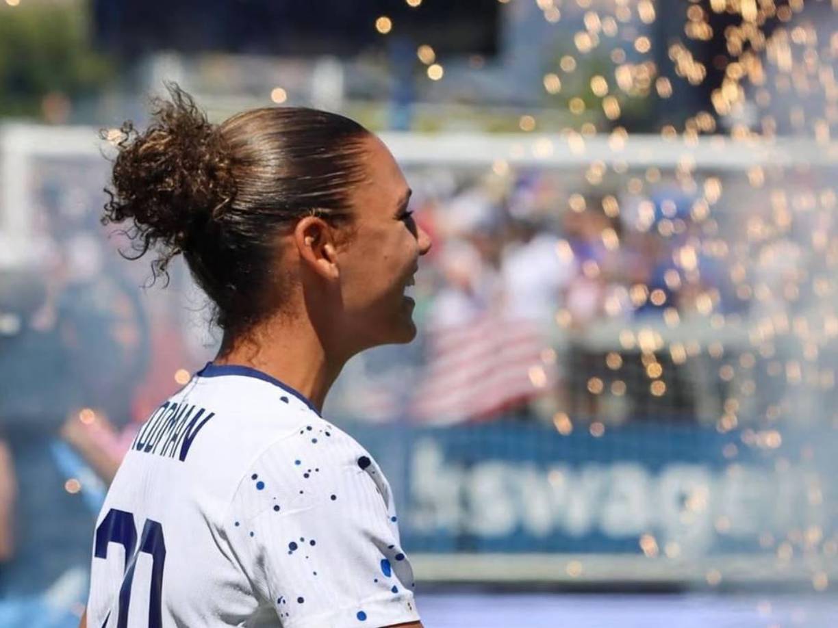 A pesar del distanciamiento, Trinity continúa atendiendo las llamadas ocasionales de su padre, más por su tranquilidad mental que por algún deseo de reconciliación inmediata.