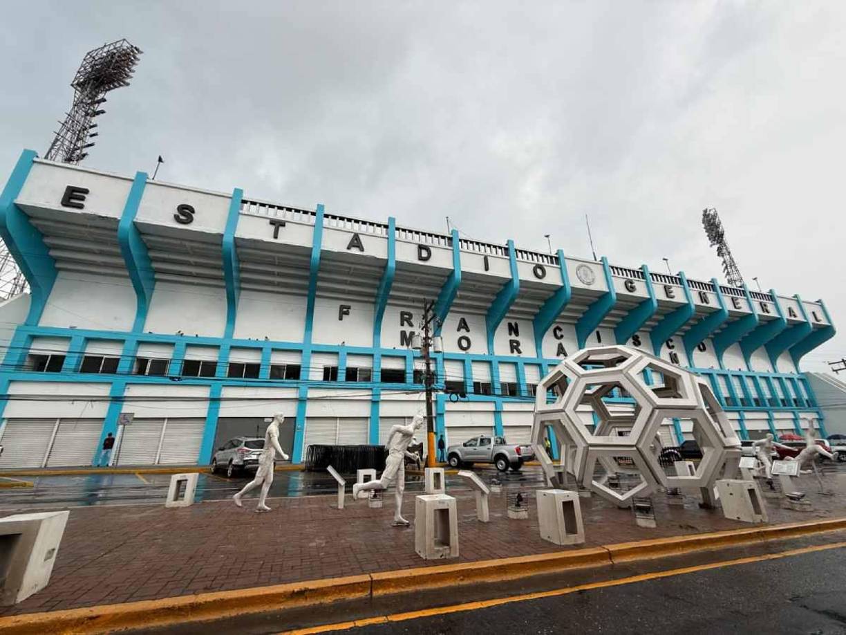Las selecciones de Honduras y México se enfrentan en el estadio Morazán desde las 8 de la noche.