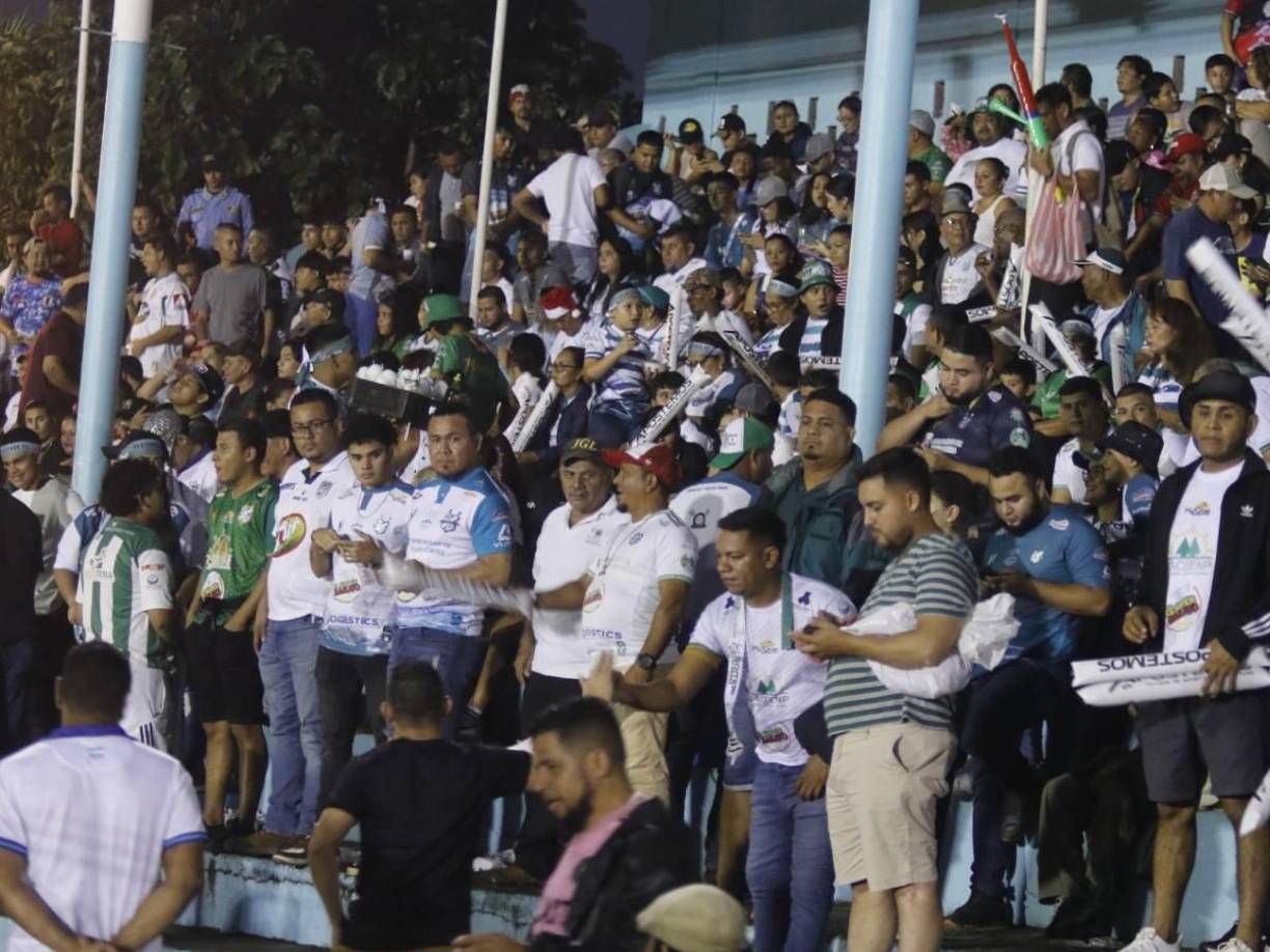 Un momento peculiar en el estadio: Resulta que el DJ puso la canción del Platense y eso desató el enfado de la directiva del CD Choloma por lo que le pidieron respeto.
