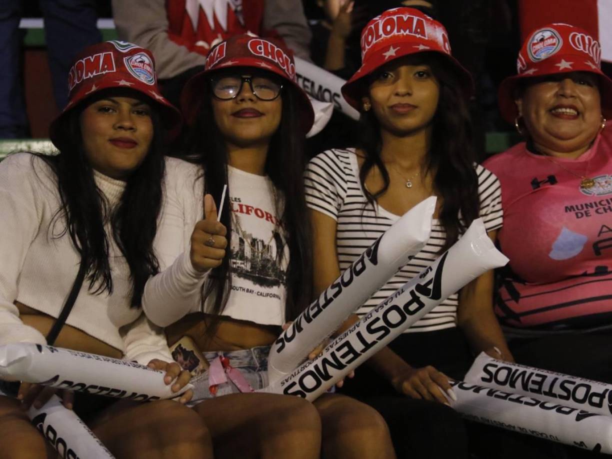 Aficionadas del CD Choloma se mostraron con mucho optimismo en las graderías. 