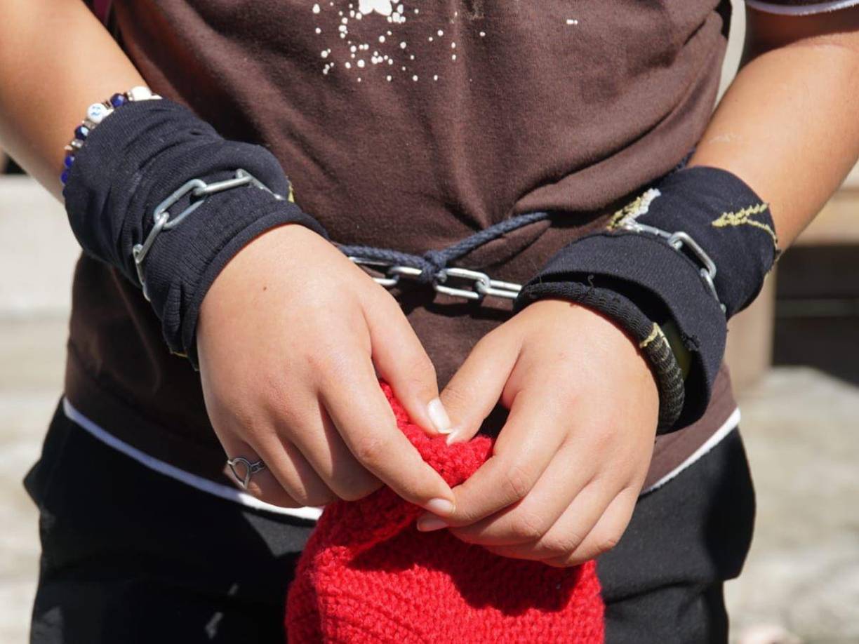 Analía Flores, la madre de José Manuel Flores Espinoza contó que ha decidido encadenarlo de manos y pies debido a que este ha intentado agredirla en reiteradas ocasiones. Esta es la triste historia de este joven que vive en la colonia Armando Gale de Choloma.