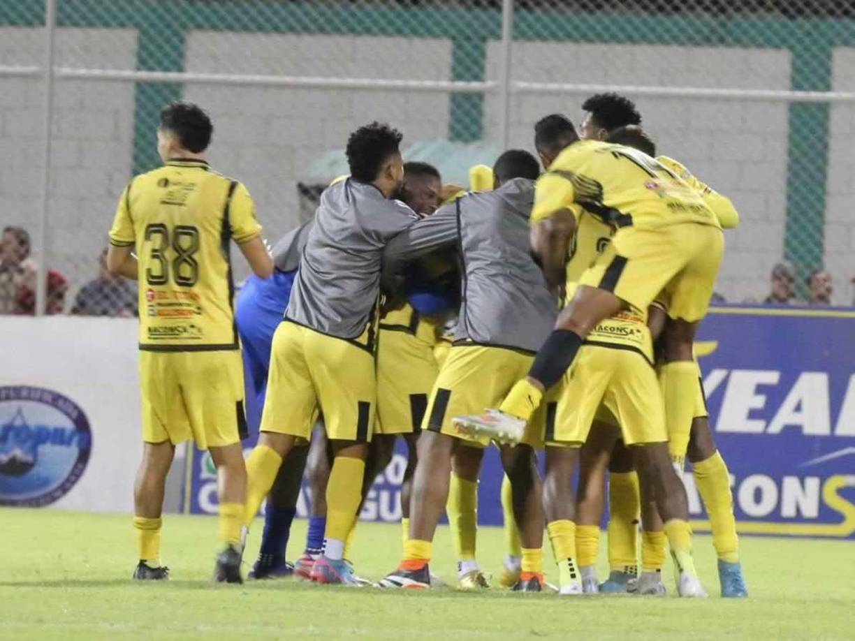 La euforia de los jugadores del Génesis de Comayagua celebrando el gol del empate contra el Real España.