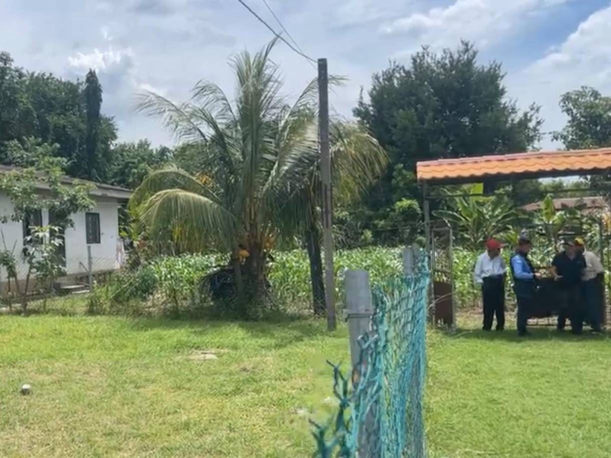 El cuerpo de don Fernando quedó en la sal de la casa de fondo.