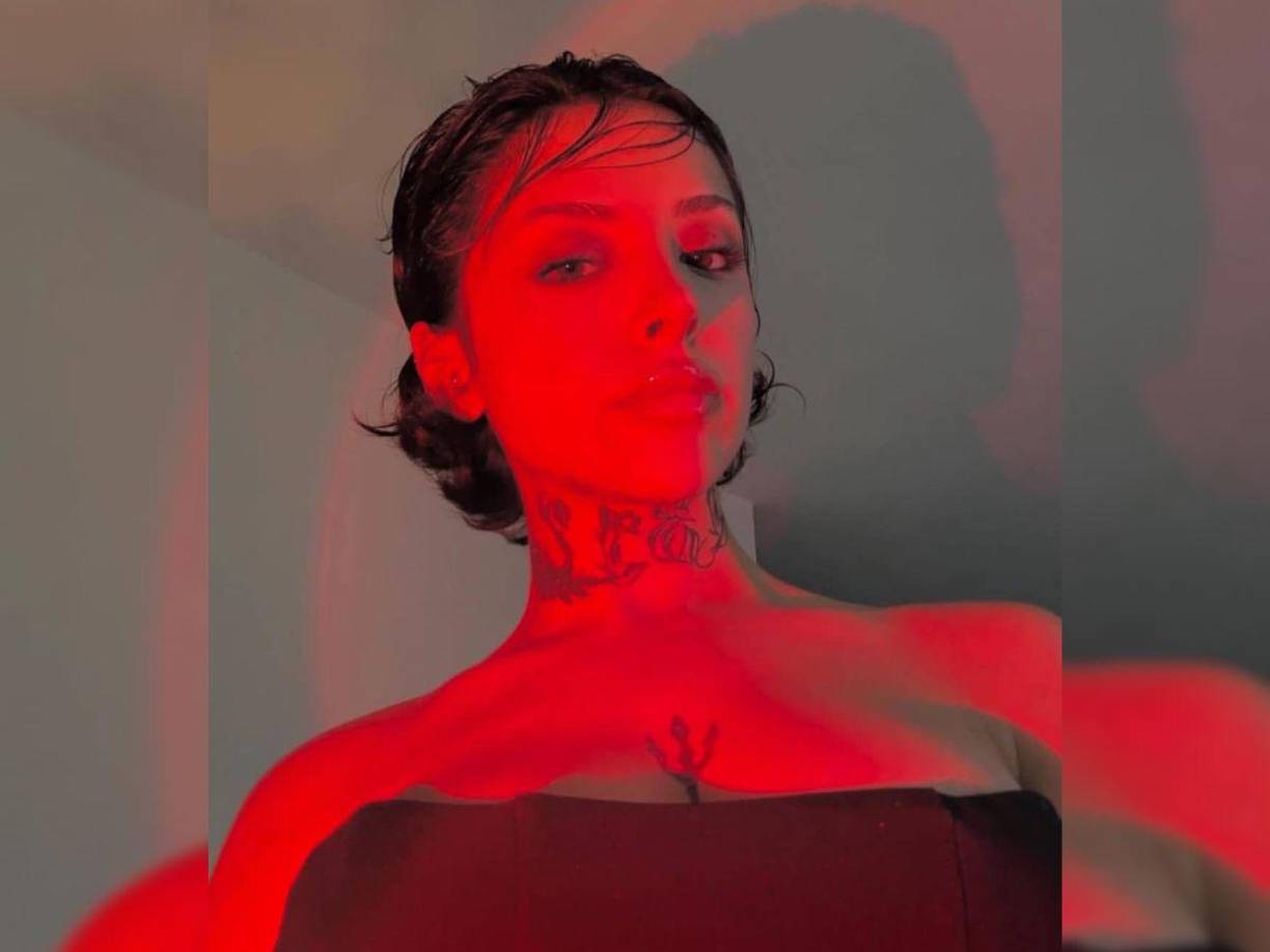 Aunque su físico guarda un gran parecido con la más joven de los Aguilar, Brediie destaca por un estilo que fusiona lo urbano con lo vanguardista, acompañado de tatuajes visibles que evocan el característico look de Cazzu.