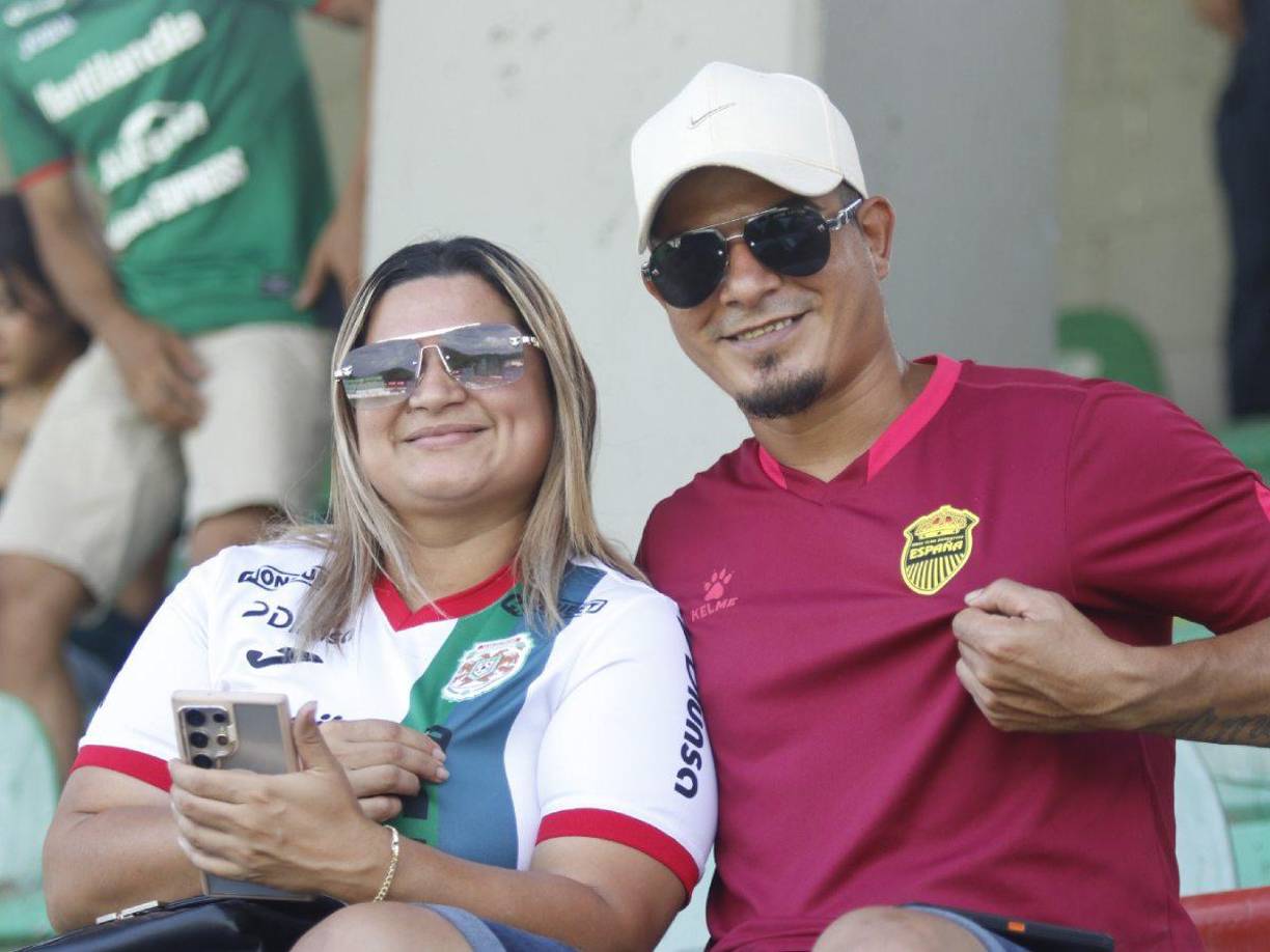 Una aficionada del Marathón acompañada por un seguidor del Real España y demostrando que la paz está volviendo a los estadios en Honduras.