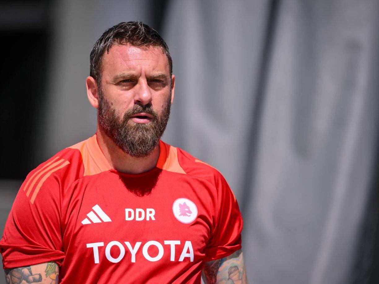 La Roma ha destituido por sorpresa a su entrenador, el mítico exjugador del club romano Daniele De Rossi, tras solo cuatro partidos para “poder retomar rápidamente el camino deseado, en un momento en el que la temporada está aún en sus inicios”, explicó la entidad.