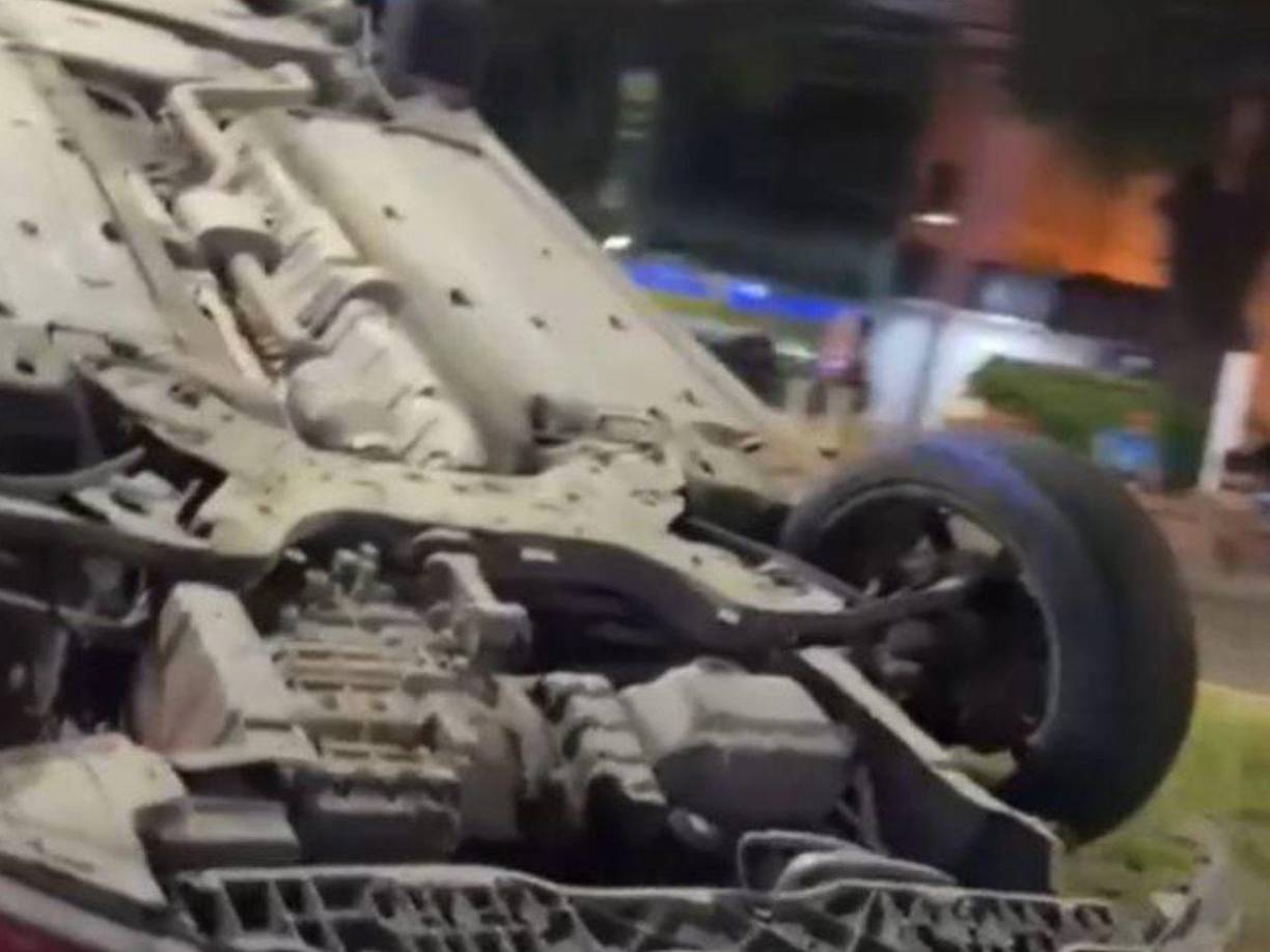 Según información preliminar, el joven lateral izquierdo de 21 años impactó su automóvil contra una camioneta, lo que provocó que su vehículo, de color rojo, volcara en la calle, quedando gravemente dañado.