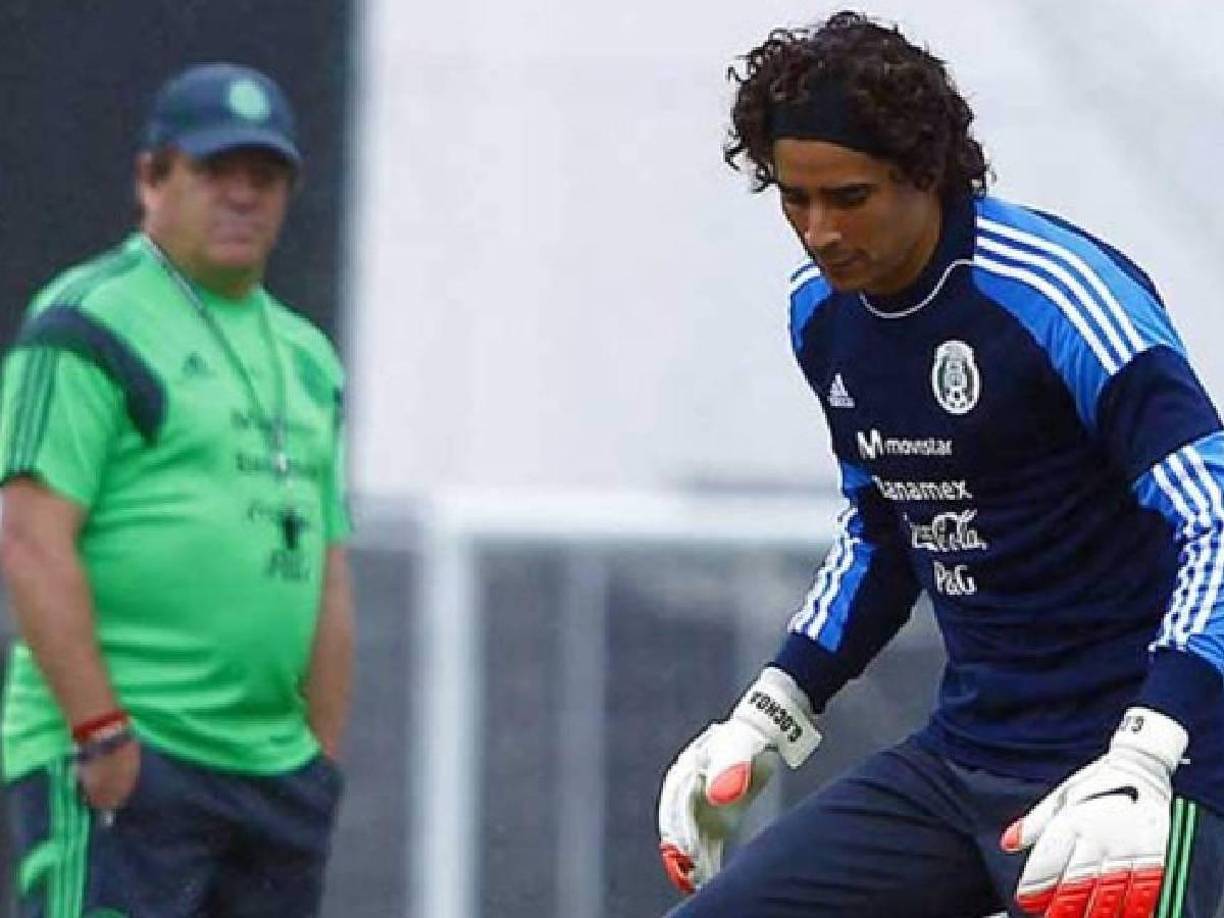 “Javier le dijo que existía la posibilidad de que viera muy pocos minutos o no tuviera, pero que lo necesitaba con el grupo como referente”, platicó Herrera sobre Ochoa.