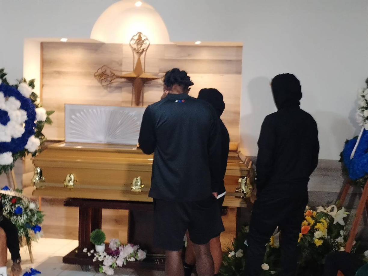 Uno de ellos fue Yustin Arboleda, anotador de los dos tantos ante Juticalpa: “Nos despertamos con una noticia triste. Perdimos un hermano, amigo, compañero... la única manera era de venir y honrarlo. Pedimos a Dios la resignación a su familia, nos deja enseñanza y lección”.