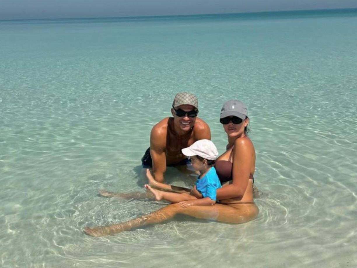  Al parecer, el contrato se habría establecido tras el nacimiento de su primera hija en común Alana Martina.