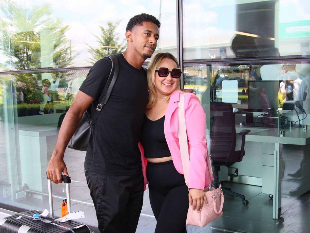 Una linda joven le pidió una fotografía al delantero hondureño Antony Choco Lozano.