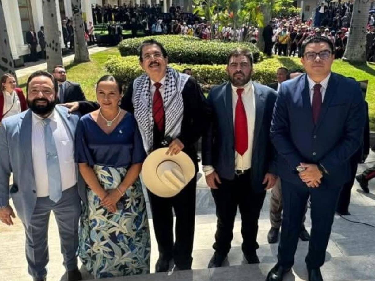La comitiva completa de Honduras: Luis Redondo, la embajadora Scarleth Romero, Manuel Zelaya Rosales, el ministro asesor de Comunicaciones, Milton Benítez y el vicecanciller, Gerardo Torres.