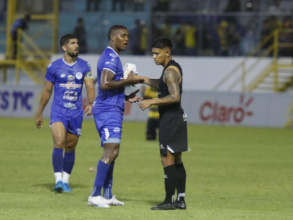 Al final del partido, Brayan Beckeles y Brayan Moya intercambiaron camisetas. Fueron compañeros en el Olimpia.
