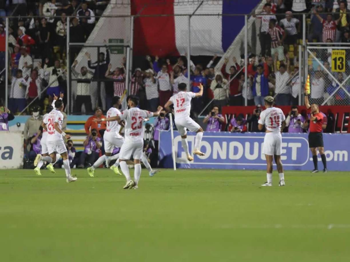 Antes del final del primer tiempo, el línea levanto el banderín y anuló un gol de Jonathan Paz, quien estaba en clara posición adelantada al momento de marcar.