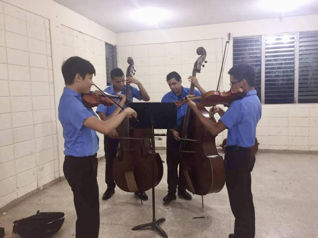 En 2020, cuando estaba en último año de secundaria, aplicó a una beca en NSU, y aunque el proceso fue difícil, en agosto de 2021 viajó a Natchitoches, Luisiana, para cursar una licenciatura en Music Business, gracias a la beca que le otorgó la orquesta. Desde entonces ha sobresalido por sus excelentes calificaciones.