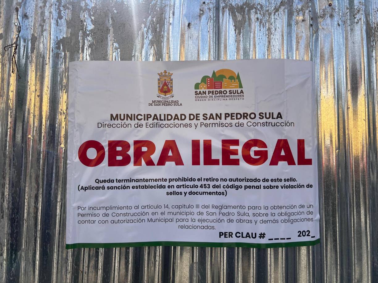 En los rótulos colocados se podía leer que “por incumplimiento al artículo 14, capítulo III del Reglamento para la obtención de un Permiso de Construcción en elmunicipio de San Pedro Sula, sobre la obligación de contar con autorización Municipal para la ejecución de obras y demás obligaciones relacionadas”