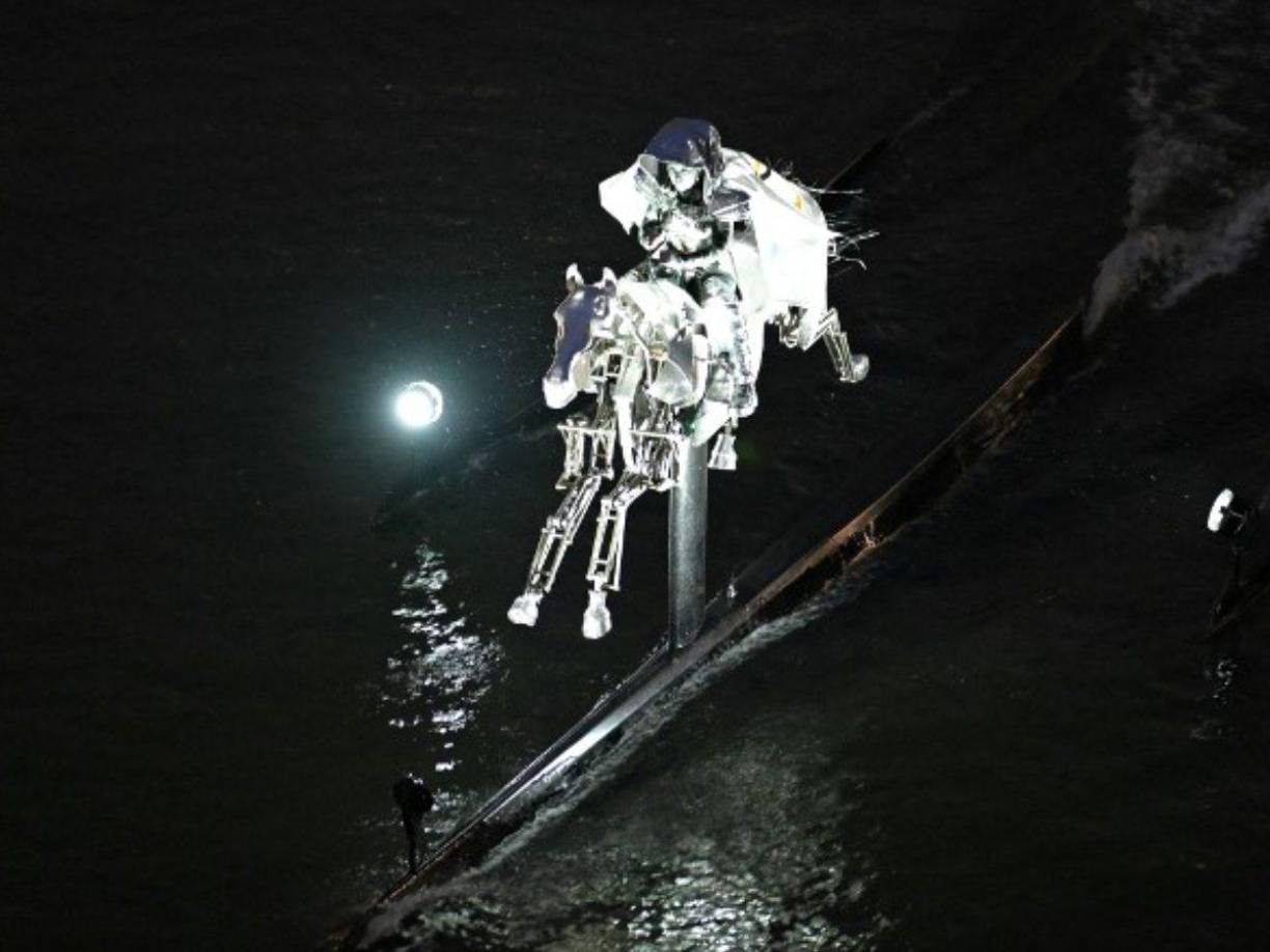 Blam, creada en 2015 y dirigida por Aurélien Meyer, director artístico, se encargó de otras obras en París, incluidas seis fuentes expuestas en la rotonda de los Campos Elíseos, y diversas instalaciones urbanas en Alemania y Hong Kong, entre otros lugares.