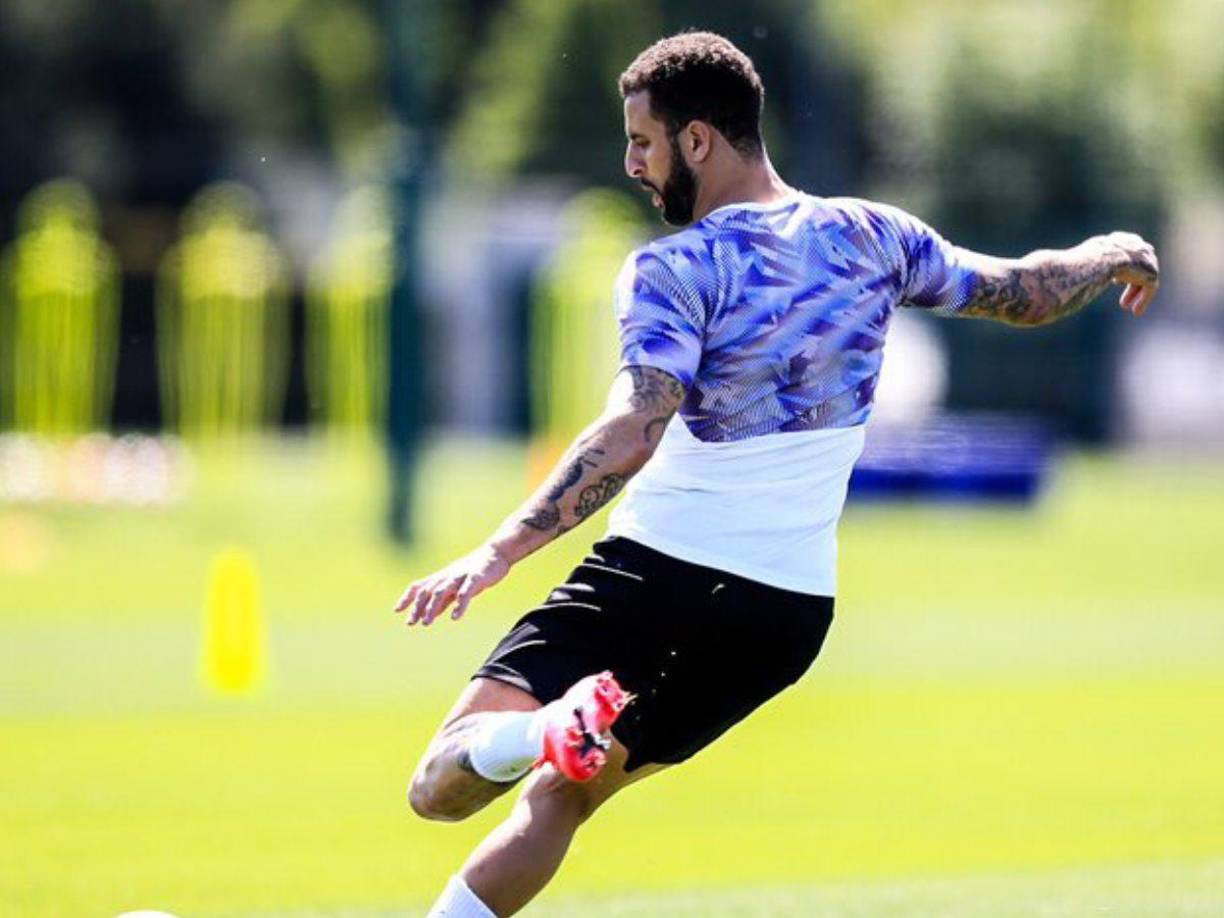 Cuando Walker intentó trasladar algunas de sus pertenencias al hogar donde ella vive, la mujer le respondió de manera inflexible: “Sobre mi cadáver”, citó el periódico The Sun.