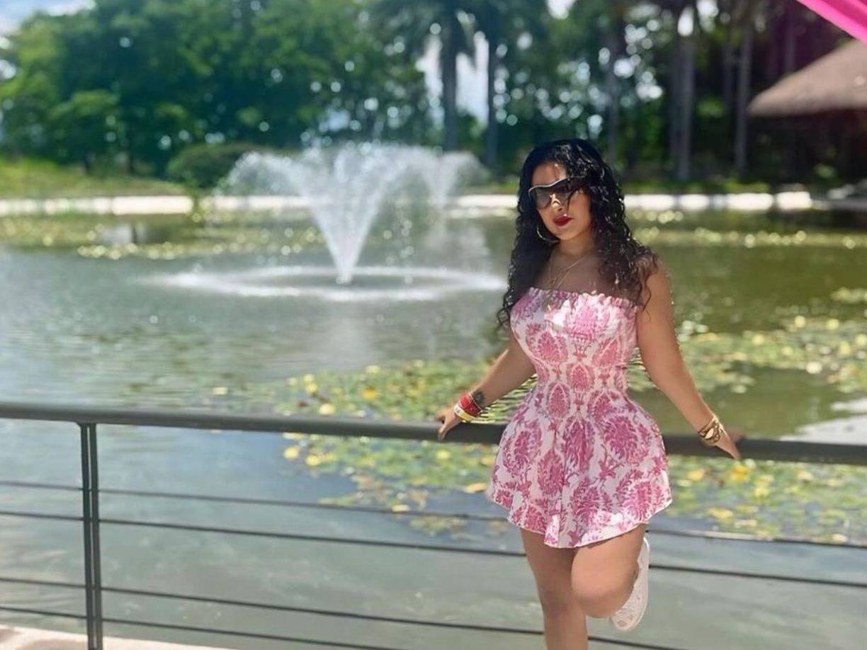 Las redes sociales estallaron tras hacerse viral el material en donde aparecen ambos en lo que aparentemente es un extracto de uno de los videos que la creadora de contenido subió a su página .