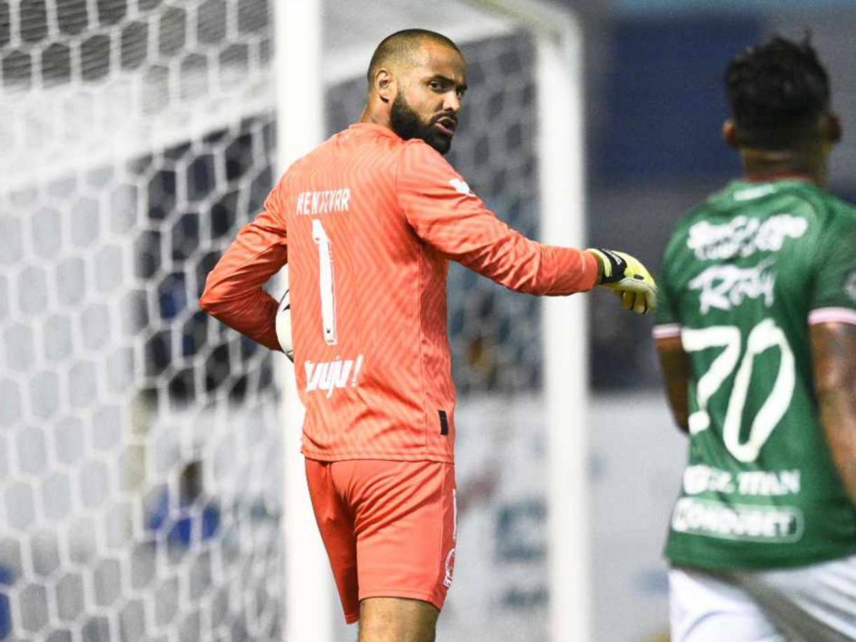 Édrick Menjívar y su molesta reacción con el Chino López, delantero del Marathón.