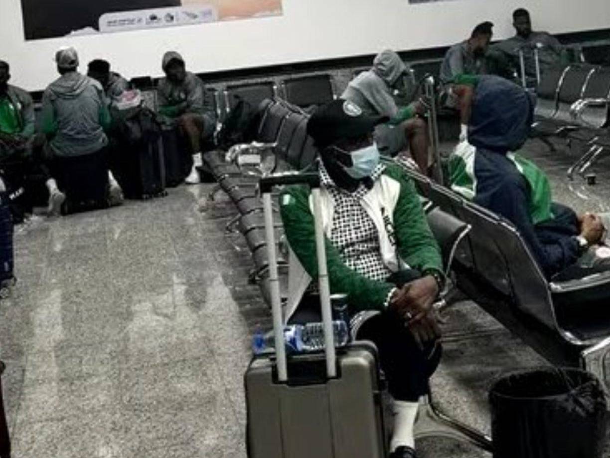 La expedición nigeriana aseguró haber sido retenida tras su llegada este domingo por la noche al aeropuerto internacional de Al Abraq (este), desde donde se le propuso viajar por carretera a Benina, a 800 kilómetros de distancia, pero lo rechazó por motivos de seguridad.