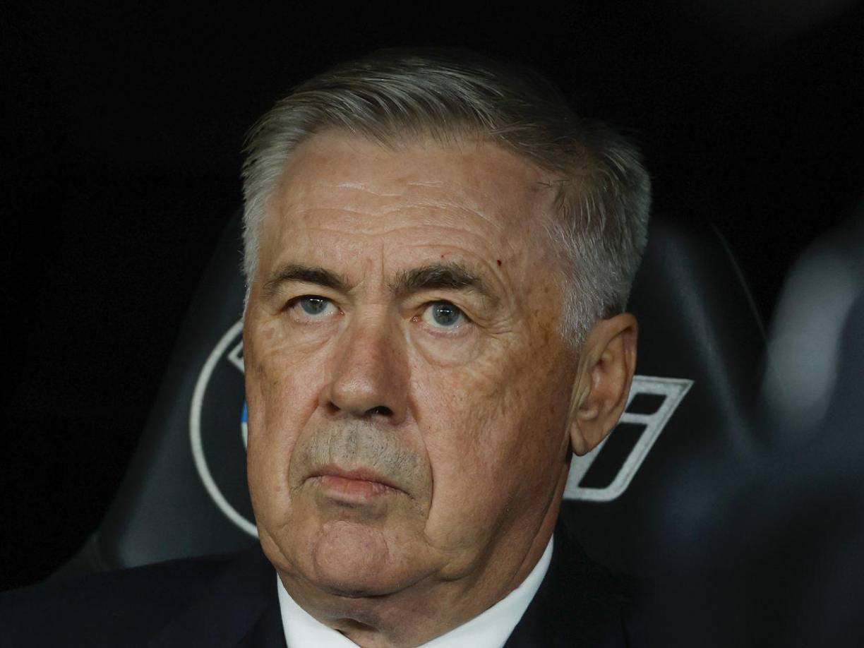 La temporada comenzó con grandes expectativas tras la llegada de Kylian Mbappé, pero el rendimiento del equipo ha dejado mucho que desear. Aunque Ancelotti fue renovado hasta 2026 tras un exitoso año previo, los problemas de gestión y las tensiones internas están comenzando a desbordarse.