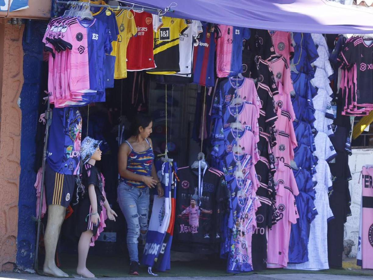 Faltan dos días, pero en las calles de nuestras tierras hermanas se vive un colorido ambiente. Camisetas del Inter Miami, Messi, El Salvador e incluso combinadas.
