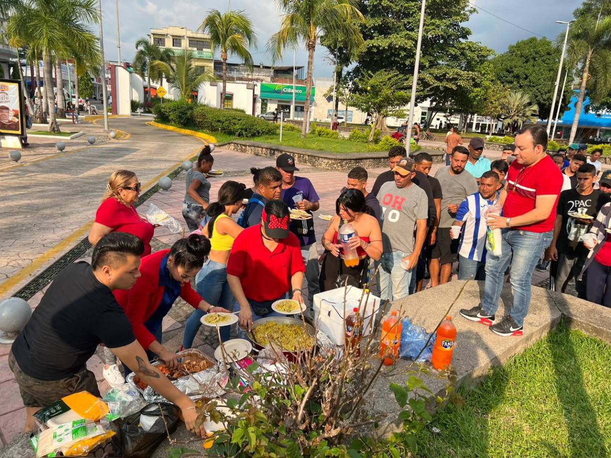 Las actividades de estos ejemplares ciudadanos consisten en llevar comida a cualquier migrante que se encuentre en la calle, en los albergues e incluso en los centros penitenciaros.