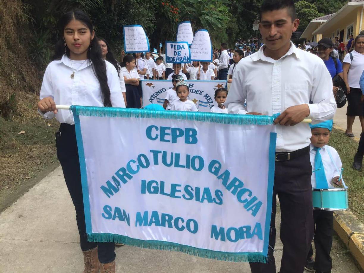 Los desfiles son una de las tradiciones más esperadas durante las celebraciones de independencia, y este año no fue la excepción, con la participación de docentes, alumnos y padres de familia de la comunidad de Gualcinse.