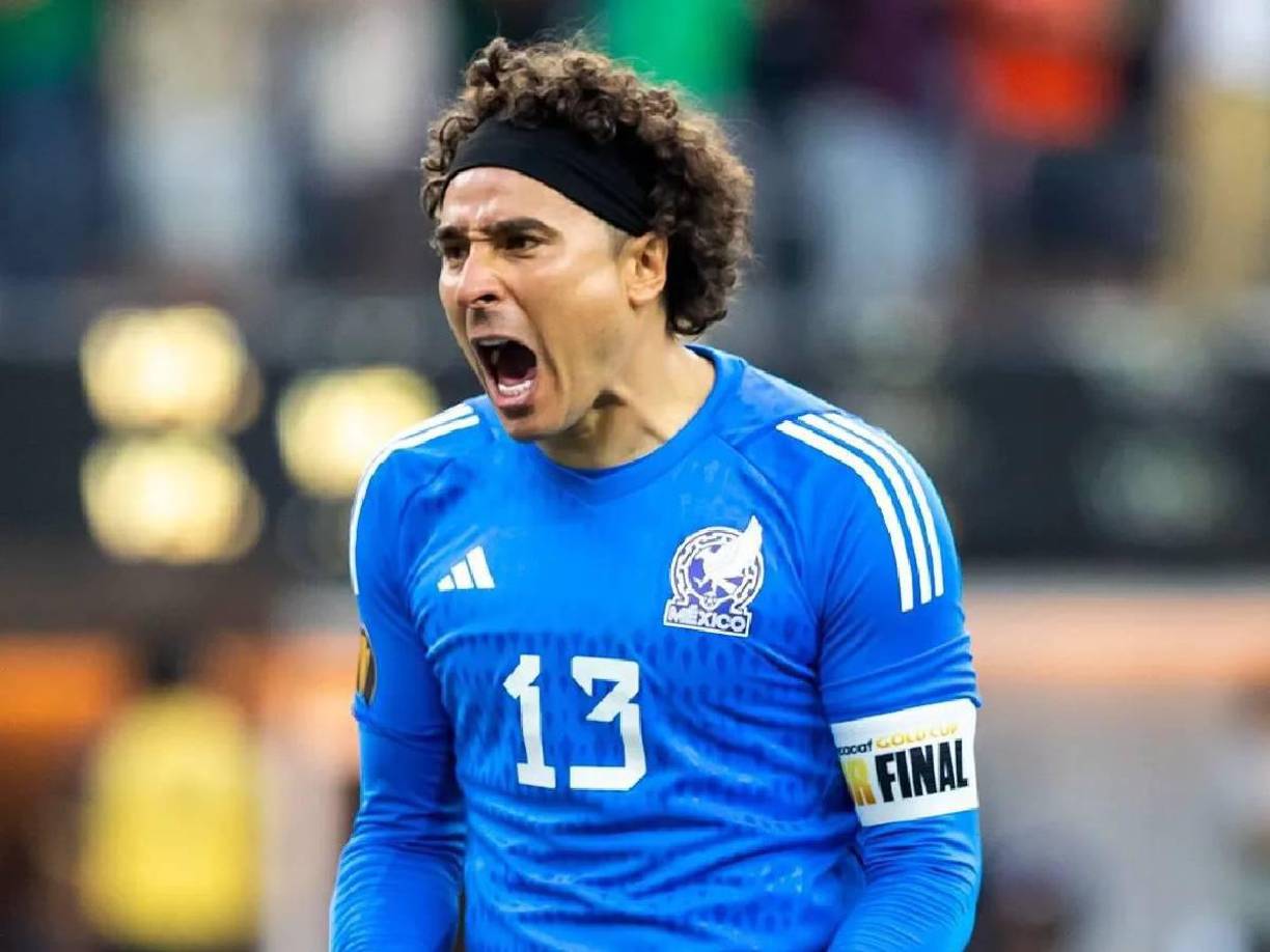 Memo Ochoa es el jugador de mayor experiencia en la selección mexicana y podría causar baja ante Honduras.
