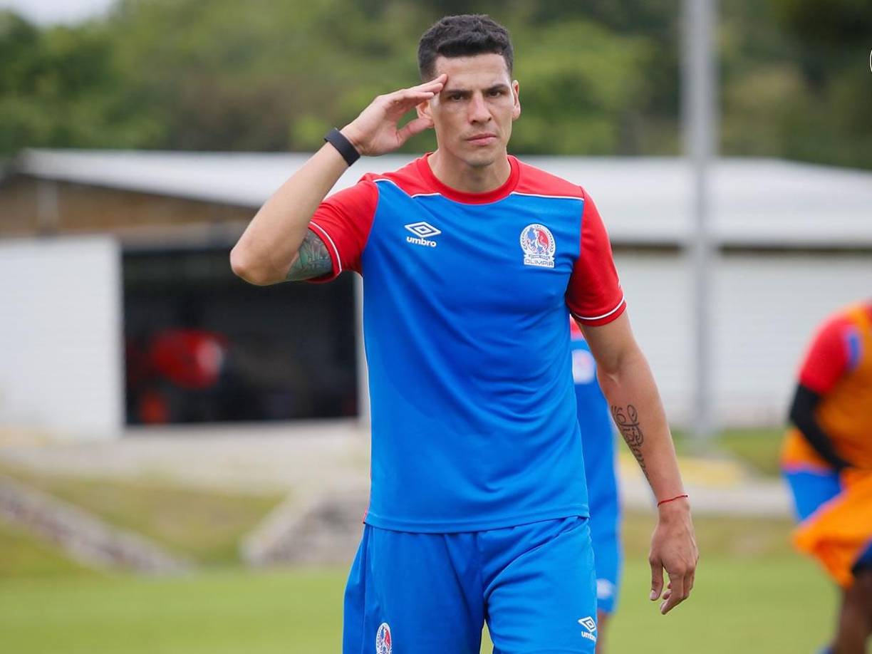 Oliver Benítez - El defensa central argentino es otro de los jugadores que tiene las horas contadas en el Olimpia. El club merengue también busca rescindirle el contrato.